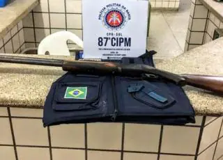 Policia apreende 01 espingarda calibre 12 e 01 colete balístico no Liberdade II