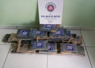Polícia apreende 30 quilos de pasta base de cocaína na praia em Mucuri