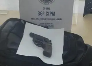 Polícia apreende adolescente com revólver dentro de escola na Bahia
