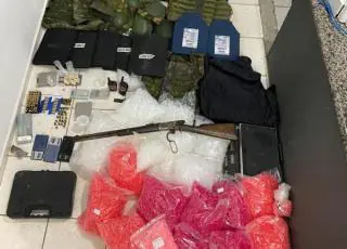 Polícia apreende arma, coletes e munição em pousada de Arraial D’Ajuda