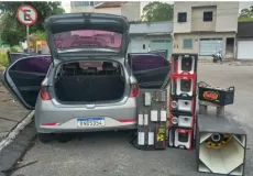 Polícia apreende arma, drogas e equipamentos de som após denúncia de perturbação em Eunápolis