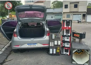 Polícia apreende arma, drogas e equipamentos de som após denúncia de perturbação em Eunápolis