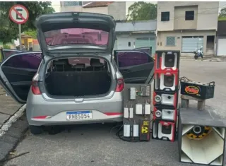 Polícia apreende arma, drogas e equipamentos de som após denúncia de perturbação em Eunápolis