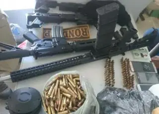 Polícia apreende armas de grosso calibre, munições e drogas no interior da Bahia