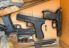 Polícia apreende arsenal de armas caseiras e drogas em terreno próximo a colégio em Alcobaça