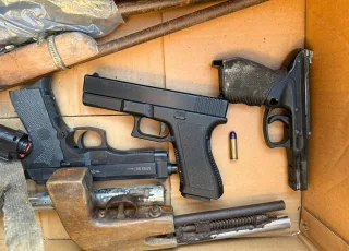 Polícia apreende arsenal de armas caseiras e drogas em terreno próximo a colégio em Alcobaça