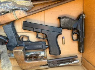 Polícia apreende arsenal de armas caseiras e drogas em terreno próximo a colégio em Alcobaça