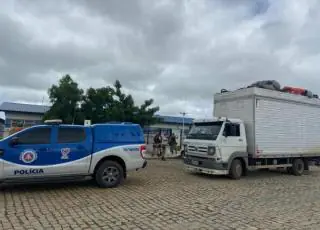 Polícia apreende caminhão baú transportando 32 pessoas na Bahia