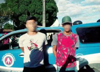 Polícia apreende moto com placa de Teixeira em Itamaraju. Dois suspeitos foram detidos