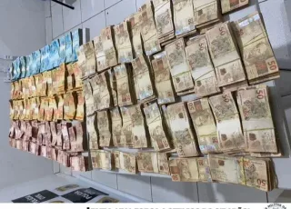 Polícia apreende quase meio milhão de reais em porta malas de carro em cidade do interior da Bahia 