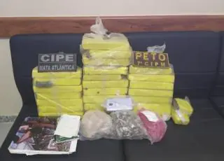 Polícia aprende 20 kg de drogas escondidos em telhado de casa em Eunápolis.