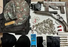 Polícia aprende submetralhadora, espingarda e drogas em Santa Cruz de Cabrália
