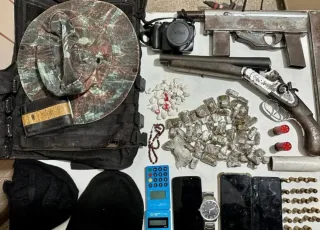 Polícia aprende submetralhadora, espingarda e drogas em Santa Cruz de Cabrália