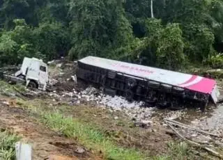 Polícia atira para cima para evitar saque da carga de caminhão que tombou na BR 101