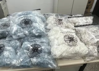 Polícia Civil apreende cerca de 10 mil porções de drogas em depósito do tráfico em Camaçari