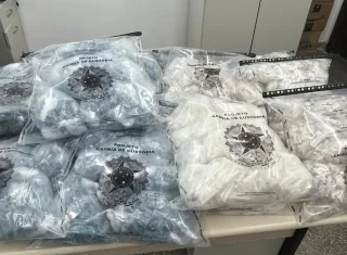 Polícia Civil apreende cerca de 10 mil porções de drogas em depósito do tráfico em Camaçari