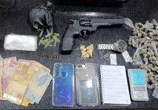 Polícia Civil apreende drogas, arma depressão e recupera Moto roubada em Eunápolis