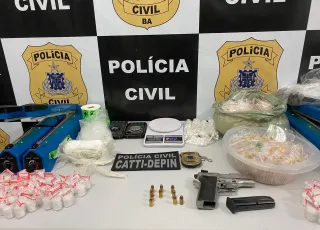 Polícia Civil apreende grande quantidade de drogas e arma de fogo no bairro Bonadiman . As drogas seriam vendidas em Posto da Mata