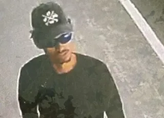 Polícia Civil divulga imagem de assassino de Emanuel Messias dentro de loja no Centro de Teixeira de Freitas