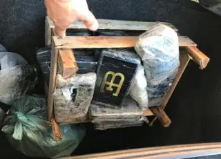 Policia Civil incinera 24 Kg de cocaína encontrados por policiais militares na Praia de Iemanjá em Caravelas