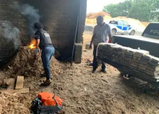 Polícia Civil incinera 70 quilos de pasta base de cocaína em Teixeira de Freitas