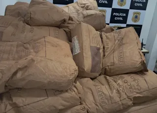 Polícia Civil recupera mais de 2,8 toneladas de pó de cacau subtraídas de caminhão envolvido em acidente de trânsito