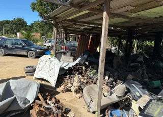 Polícia Civil recupera veículos com indícios de adulteração e apreende materiais usados em desmanche em Porto Seguro