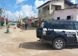 Polícia Civil retira barreiras e apreende câmera usadas para dificultar o trabalho das forças de segurança em Eunápolis