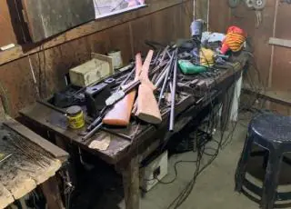 Polícia desarticula fábrica clandestina de armas no interior da Bahia
