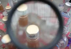 Polícia faz operação em adega suspeita de vender bebida adulterada