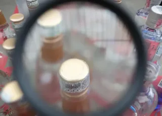 Polícia faz operação em adega suspeita de vender bebida adulterada