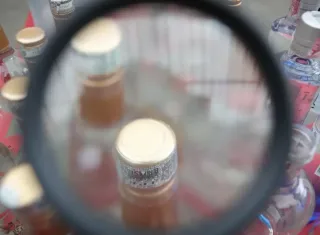 Polícia faz operação em adega suspeita de vender bebida adulterada