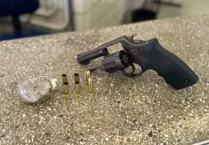 Polícia Militar apreende arma de fogo e droga em Teixeira de Freitas