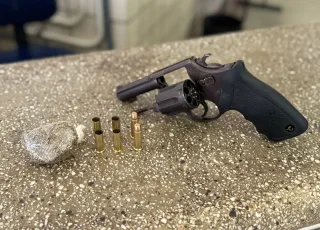 Polícia Militar apreende arma de fogo e droga em Teixeira de Freitas