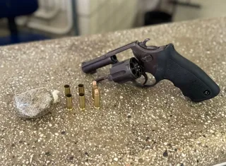Polícia Militar apreende arma de fogo e droga em Teixeira de Freitas