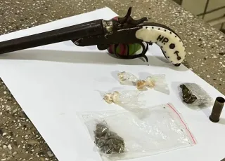 Polícia Militar apreende arma de fogo e drogas em Teixeira de Freitas