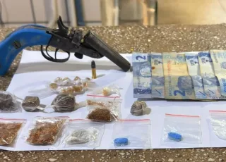 Polícia Militar apreende arma de fogo e drogas em Teixeira de Freitas