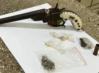 Polícia Militar apreende arma de fogo e drogas em Teixeira de Freitas