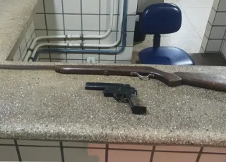 Polícia Militar apreende armas artesanais no bairro Tancredo Neves, em Teixeira de Freitas