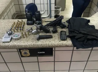 Polícia Militar apreende armas, drogas e munições em Teixeira de Freitas; dois homens foram presos