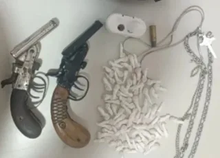 Armas e drogas são apreendidas durante ação da Polícia Militar no Marotinho, em Itamaraju