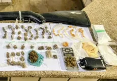 Polícia Militar apreende drogas, arma de fogo e materiais do tráfico em Teixeira de Freitas