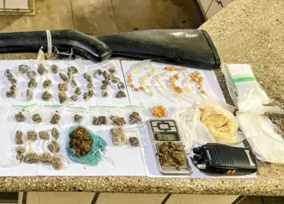 Polícia Militar apreende drogas, arma de fogo e materiais do tráfico em Teixeira de Freitas