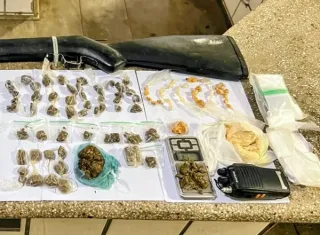 Polícia Militar apreende drogas, arma de fogo e materiais do tráfico em Teixeira de Freitas