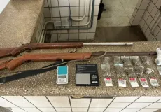 Polícia Militar apreende drogas e armas de fogo em Teixeira de Freitas