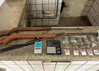 Polícia Militar apreende drogas e armas de fogo em Teixeira de Freitas