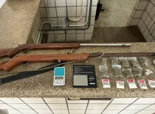 Polícia Militar apreende drogas e armas de fogo em Teixeira de Freitas