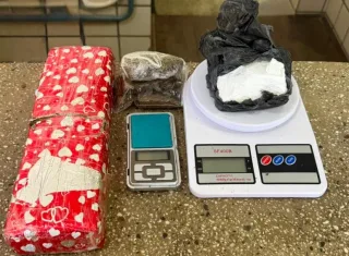 Polícia Militar apreende drogas e balanças de precisão usadas por traficantes em Teixeira de Freitas