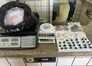 Polícia Militar apreende drogas e materiais do tráfico em Teixeira de Freitas
