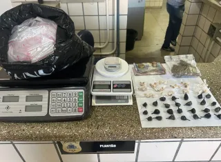 Polícia Militar apreende drogas e materiais do tráfico em Teixeira de Freitas